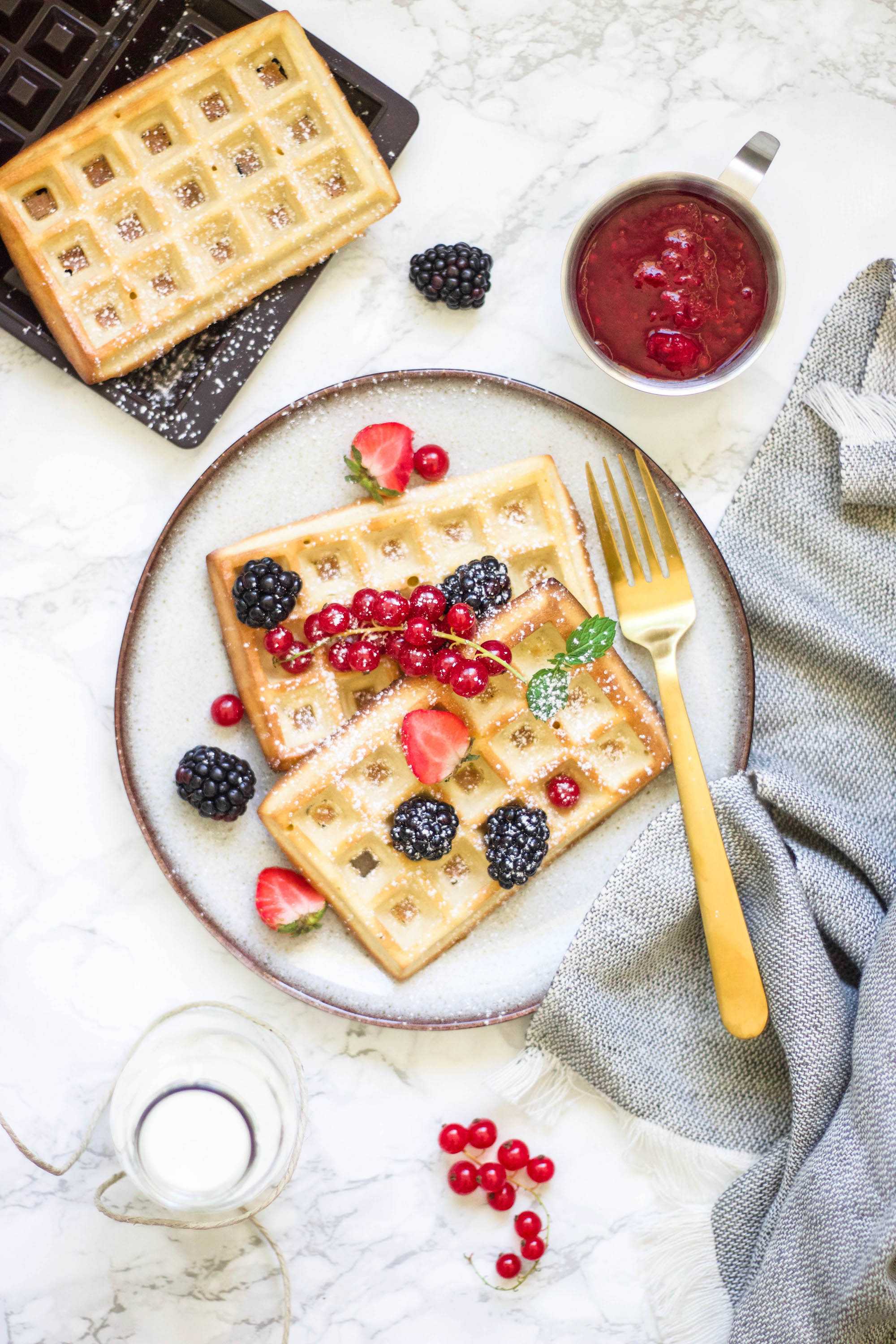 Belgische Waffeln mit warmen Beerenpüree