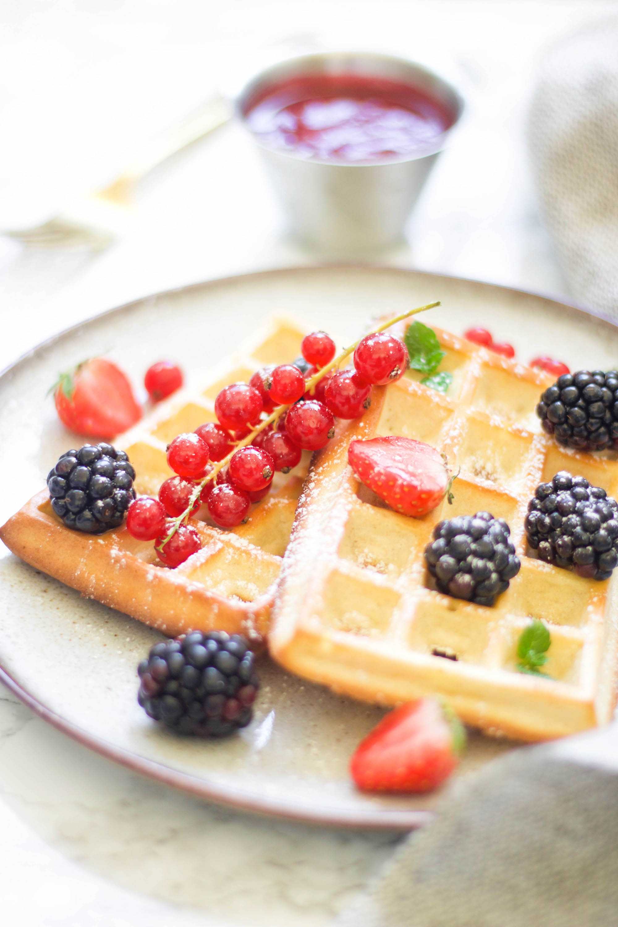 Belgische Waffeln mit warmen Beerenpüree