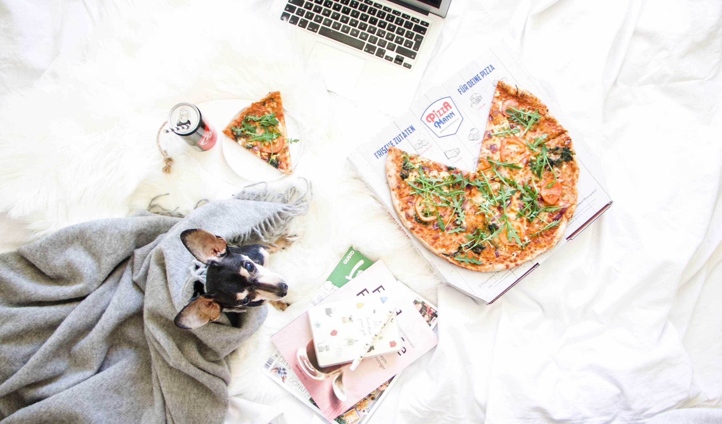 Let's stay in bed.. with Pizza!