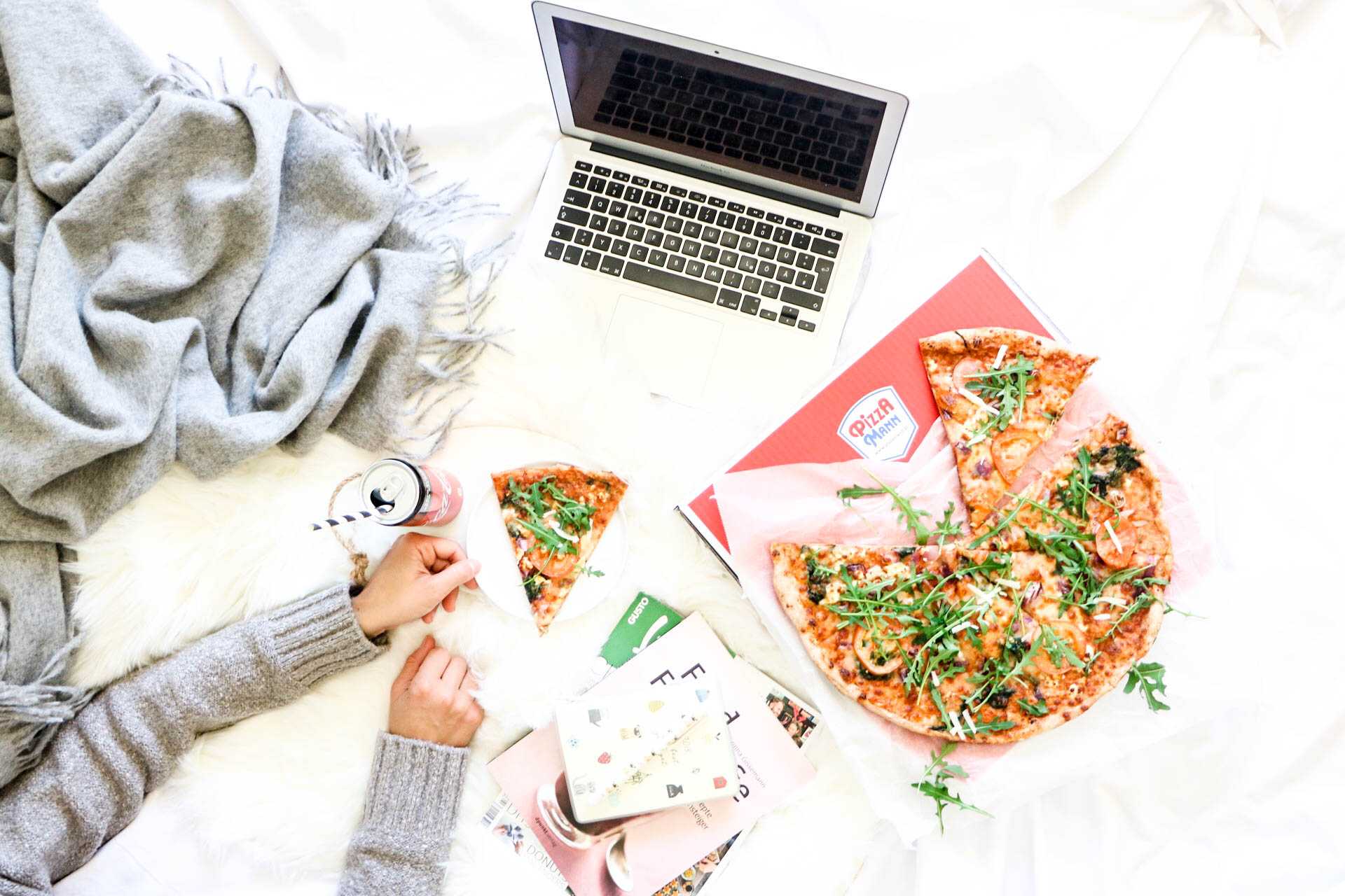 Let's stay in bed.. with Pizza!