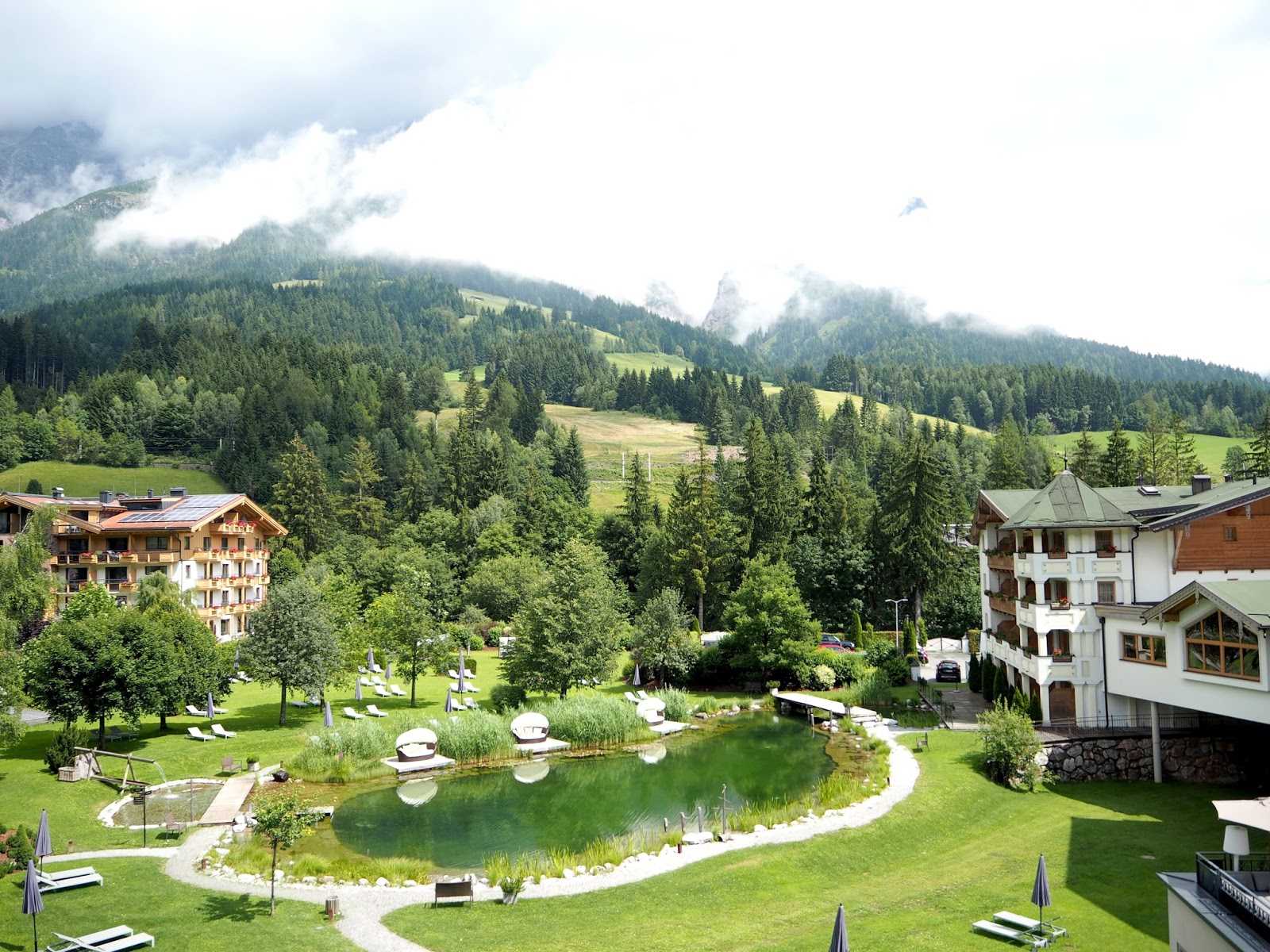 Gartenbereich im Naturhotel Forsthofgut in Leogang 