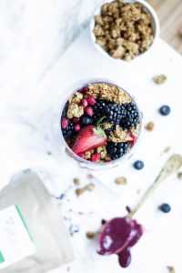Frühstücks-Tipp: Joghurt mit Granola und Heidelbeer-Püree