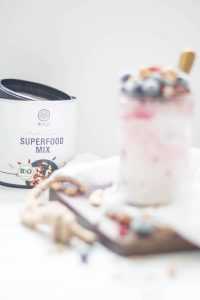 Cremiges Himbeer-Joghurt Eis mit Superfoods