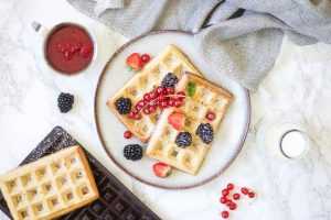 Belgische Waffeln mit Beerenpüree