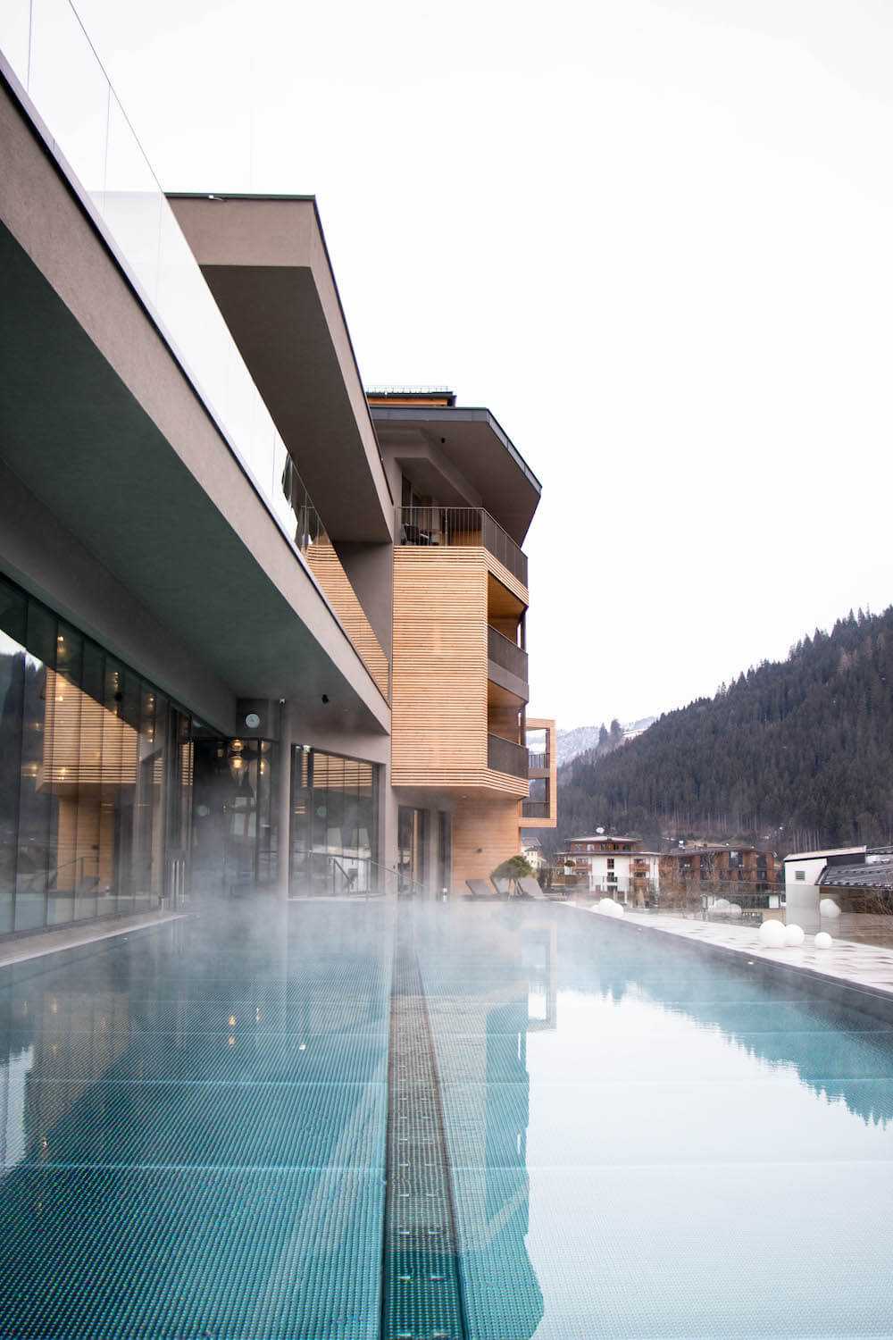 Außenpool im Hotel Edelweiss Resort in Salzburg 