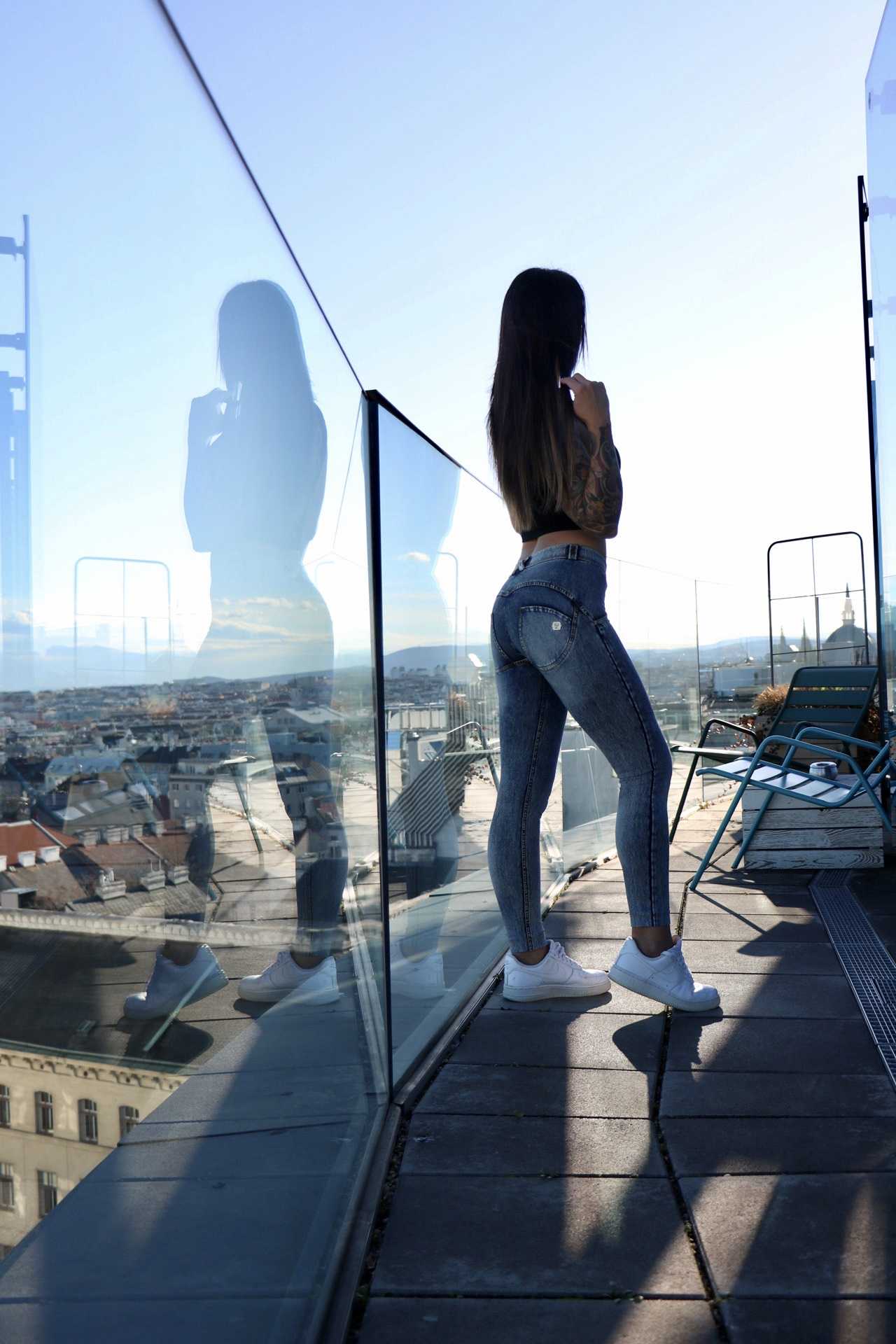 Tätowierte Frau auf der Terrasse des Ruby Hotels in Wien 