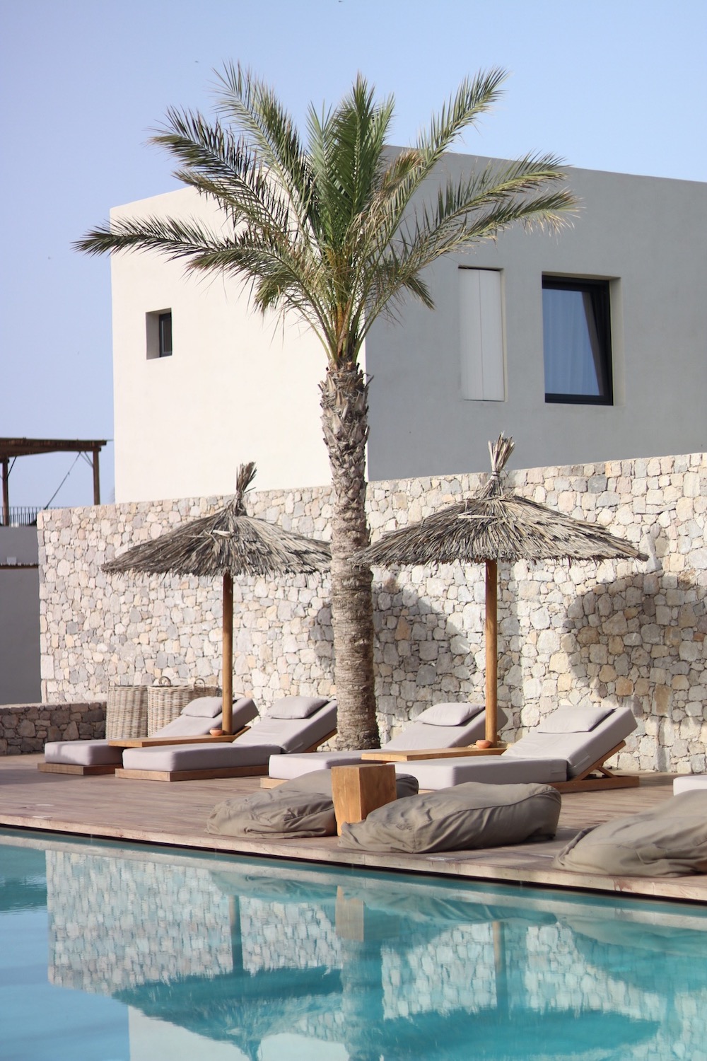 Poolbereich mit Sonnenliegen im Hotel Oku Kos in Griechenland 