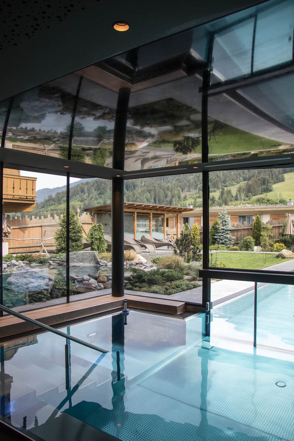 Infinitypool mit Ausblick auf die Berge im Hotel Riederalm 