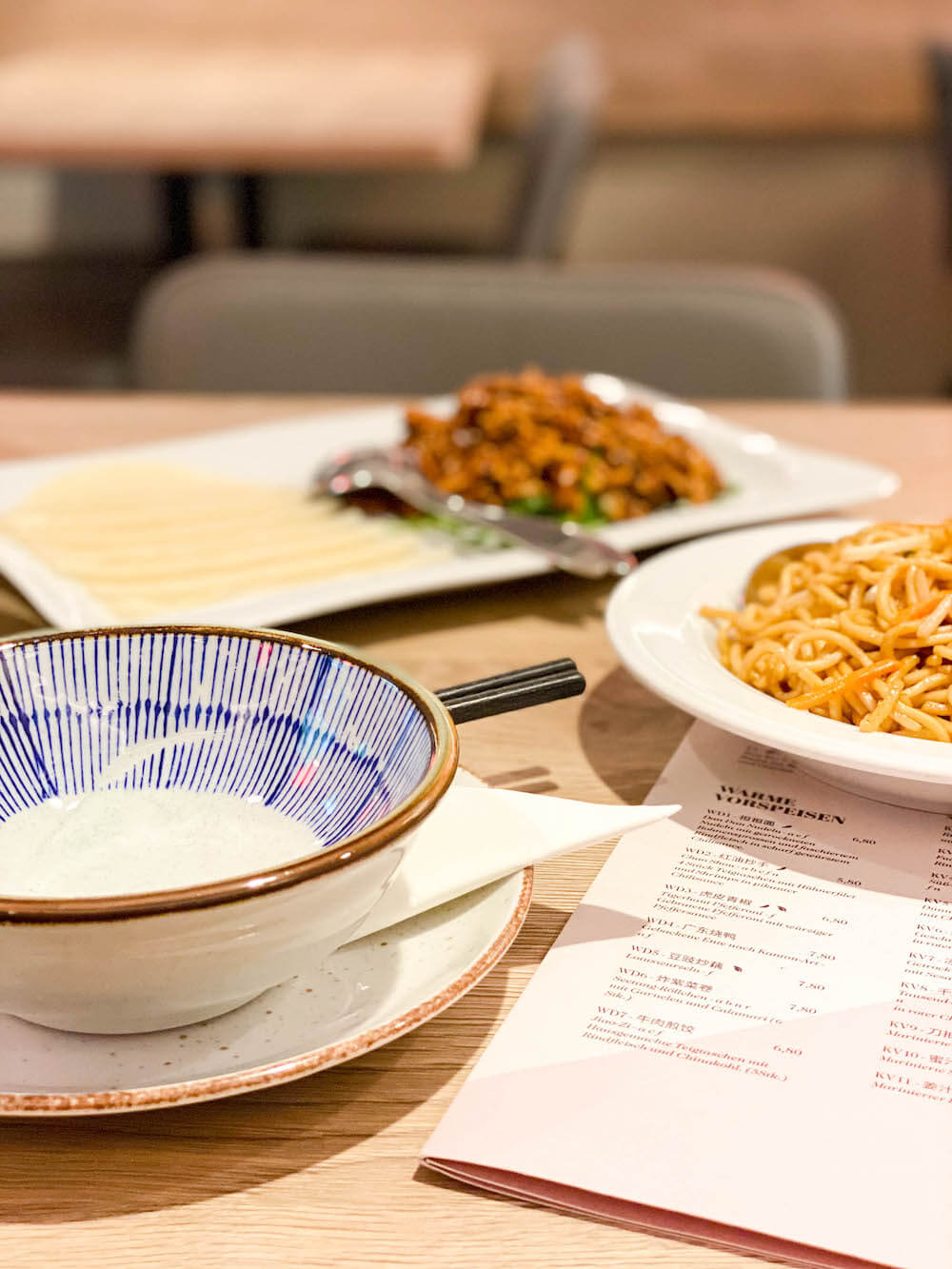 Gedeckter Tisch mit gebratenen Nudeln in der China Kitchen