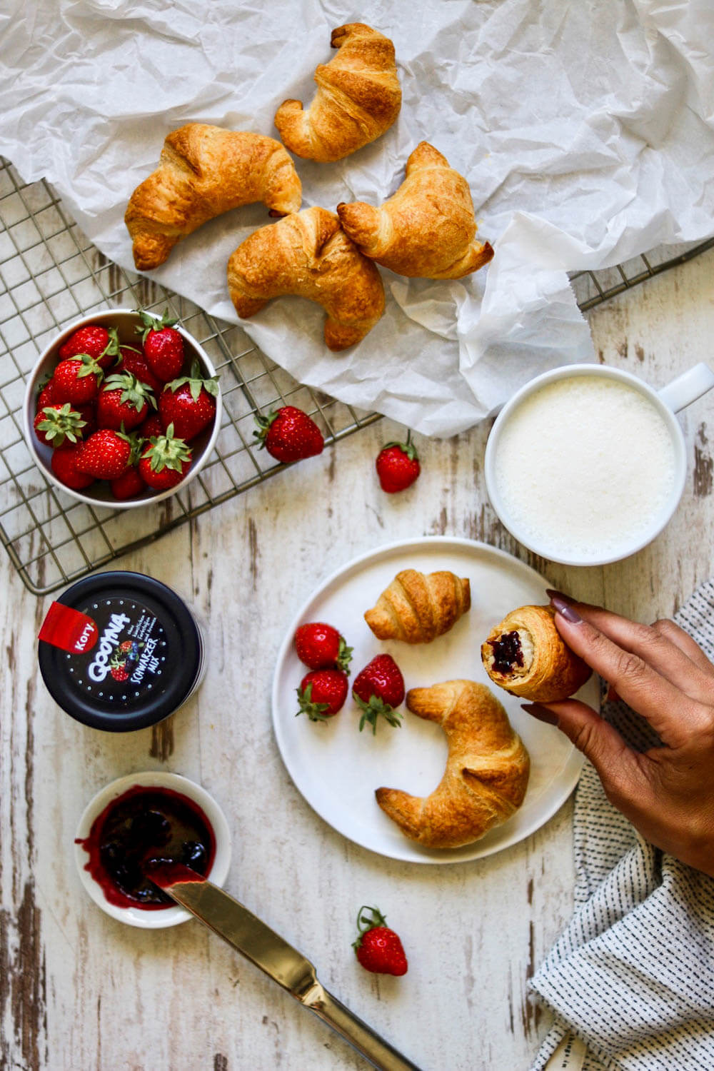 Slebstgemachte Croissants mit Erdbeeren 